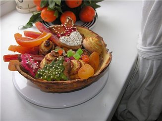 Корзинка с сахарными булочками и мармеладом