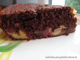 Шоколадный пирог с малиной