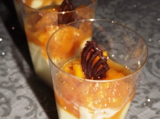 Ванильный фламмери с карамелизированной клубникой и ревенем