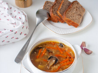Чесночный суп с пшеном и грибами