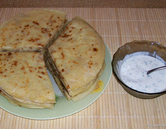 Балкарские хичины (жареные лепешки с сыром и картофелем)