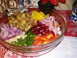 Мясной салат с гранатом и орехами