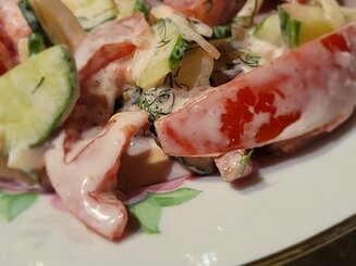 Салат из помидор с огурцами - что может быть нового?