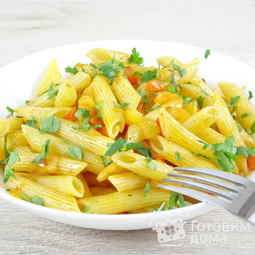 Пикантные макароны с яблоком