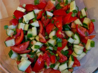 Салат из помидор с огурцами - что может быть нового?