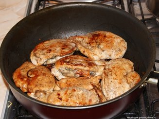 Куриная грудка с сюрпризом  под сырным соусом