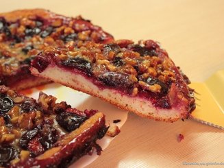 Сливовый пирог с ореховым крокантом