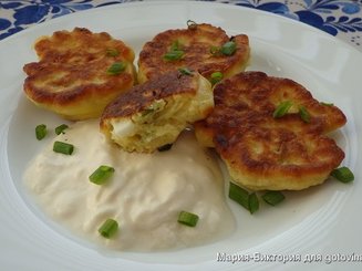 Оладьи с яйцом и зеленым луком