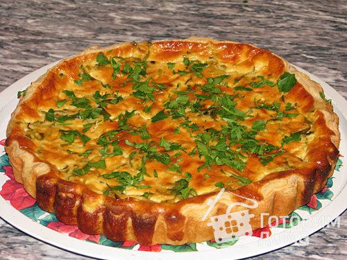 Пирог с луком пореем, ветчиной и сыром