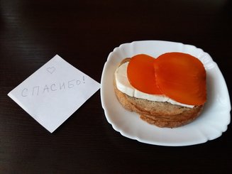 Тост с хурмой и творожным сыром.