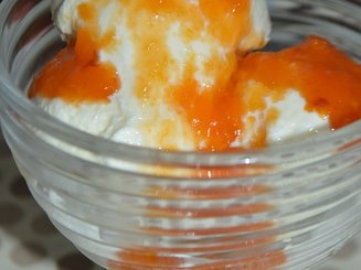 Домашнее мороженое со сгущенкой и персиками