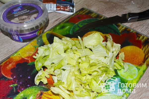 Салат из крабовых палочек и кальмаров «Морской каприз» фото к рецепту 3