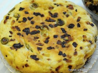 Фокачча с луком, оливками и чесноком