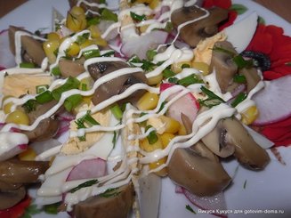 Весенний грибной салат с редисом, яйцами и кукурузой