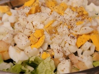 Салат из пекинской капусты с яблоком и яйцом