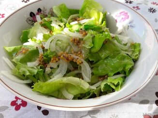 Салат с луком и заправкой из зерновой горчицы