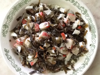 Салат из морской капусты с крабовыми палочками