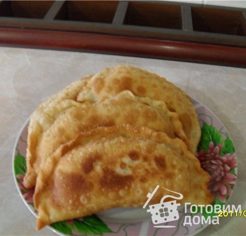 Чебуреки с помидорами и сыром
