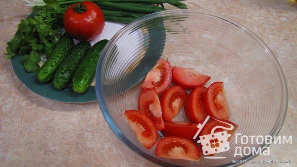 Салат из помидор с огурцами - что может быть нового? фото к рецепту 2