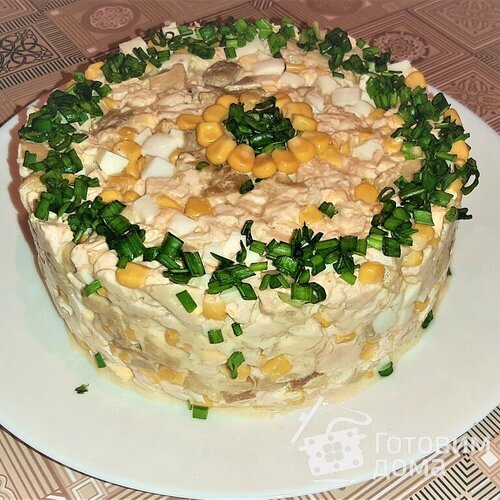 Салат с курицей, грибами и кукурузой