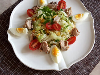 Салат с капустой, тунцом и кукурузой