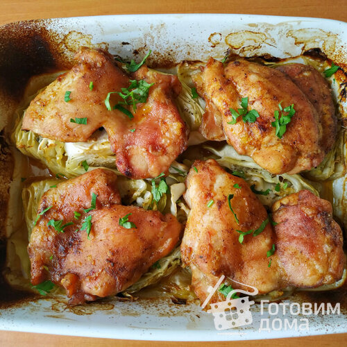 Куриные бедра на подушке из капусты