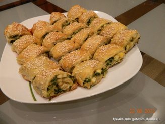 Слоеные рулетики с зеленым луком