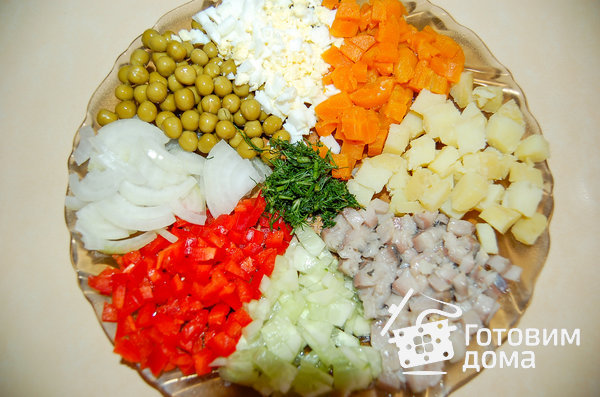Салат с сельдью и овощами фото к рецепту 1