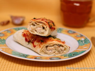 Рулетики из лаваша с курицей и грибами