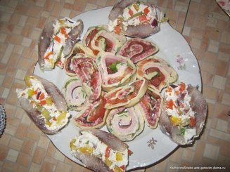 Сырный рулет с салями, помидором и базиликом