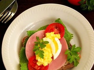 Smørrebrød - Бутерброд с ветчиной и яичным салатом