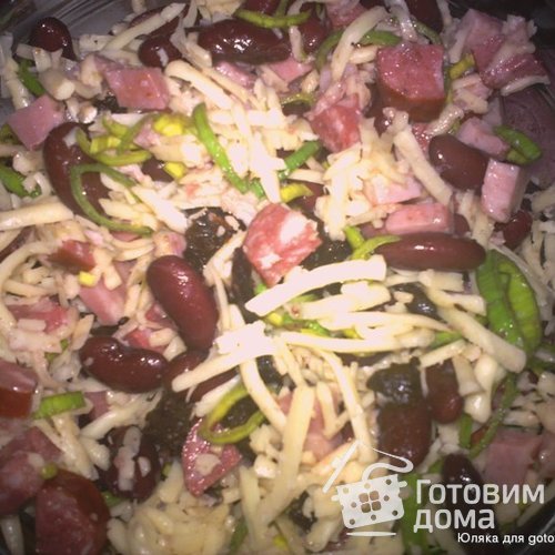 Салат с фасолью и охотничьими колбасками