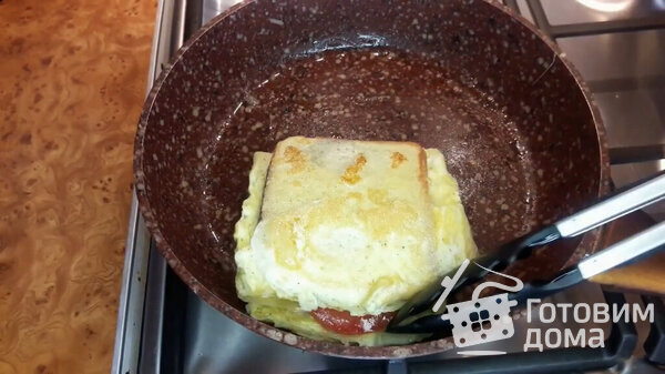 Горячий сэндвич на сковороде с яйцом фото к рецепту 10