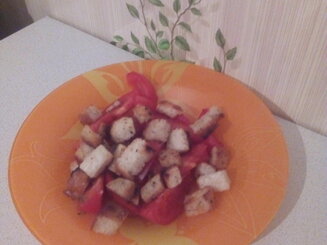 Салат из помидоров с прованскими крутонами