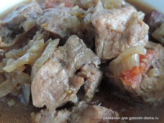 Свинина в чайном маринаде с томатно-луковым соусом