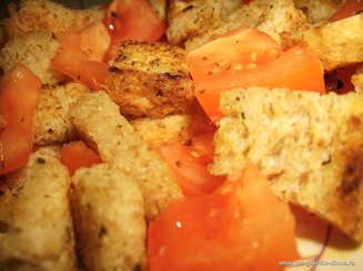 Салат из помидоров с прованскими крутонами