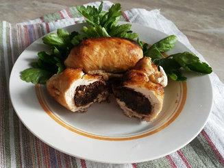 Рулетики из куриной грудки с черносливом
