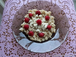 Овсяная каша с халвой и малиной