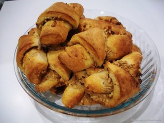 Быстрые творожные круассаны с яблочно-ореховой начинкой