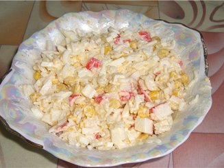 Крабовый салат с рисом и укропом
