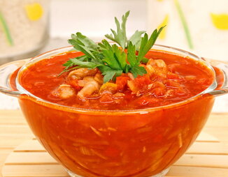 Очень красный томатный супчик с фасолью: множество вариантов исполнения