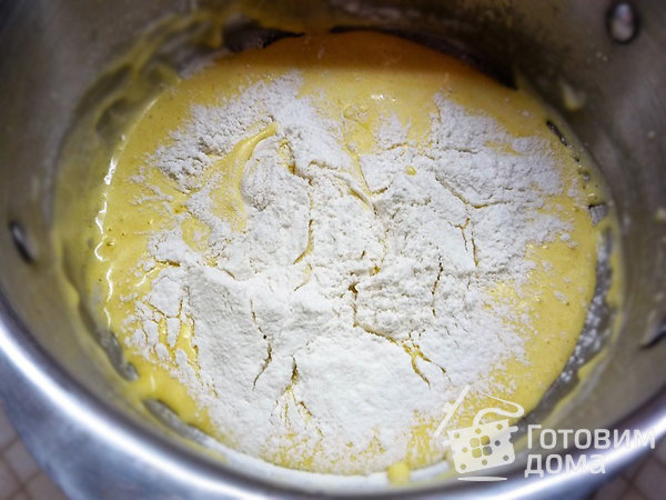 Шарлотт с ягодами и клубничным джемом фото к рецепту 3