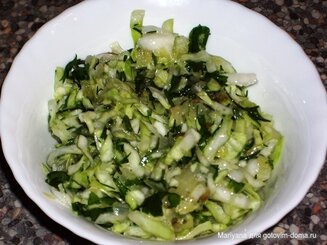 Салат из молодой капусты с жареным луком