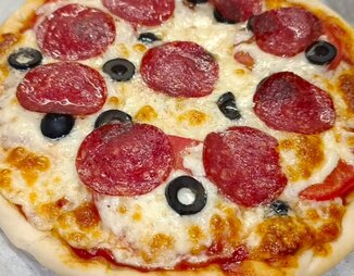 Вкусная домашняя пицца .