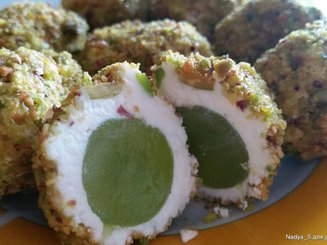 Сырные шарики с виноградом