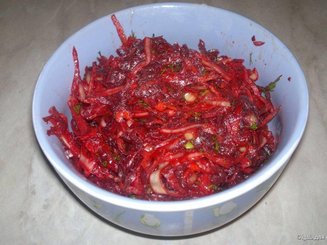Салат из квашеной/кислой капусты и свеклы