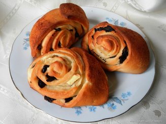 Булочки с корицей и черносливом
