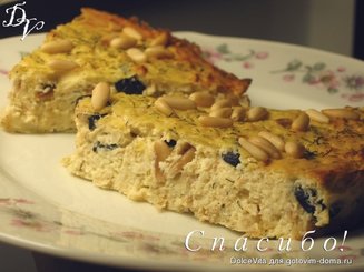 Творожная запеканка с тунцом, сыром и оливками