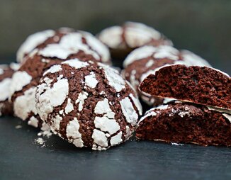 Шоколадное печенье с трещинками