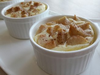 Нежный творожный пудинг с грушами и корицей